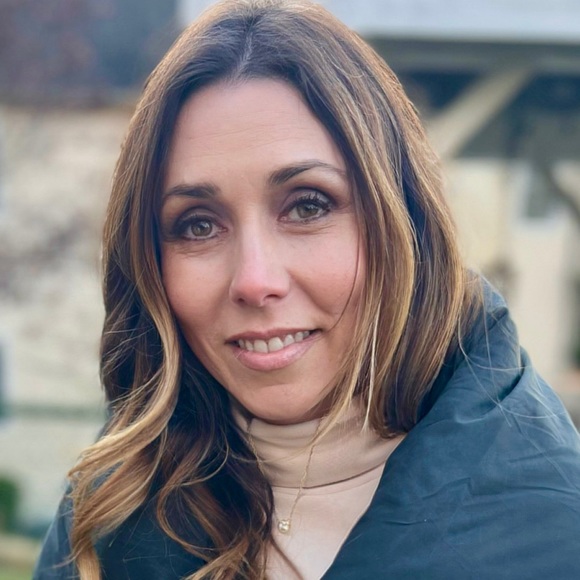 Meet your Posher, Danielle - Picture 1 of 1